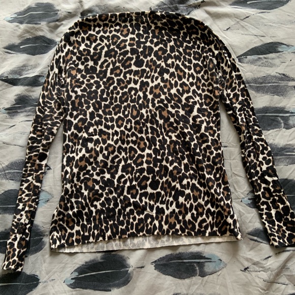 🖤 SOLD - J Crew Tippi Leopard print sweater 🐆 - Picture 2 of 3